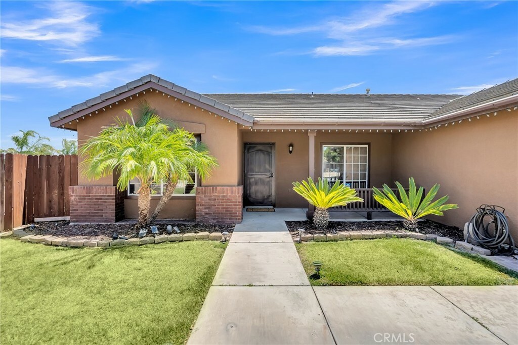 Property Photo:  850 Canary Lane  CA 92879 