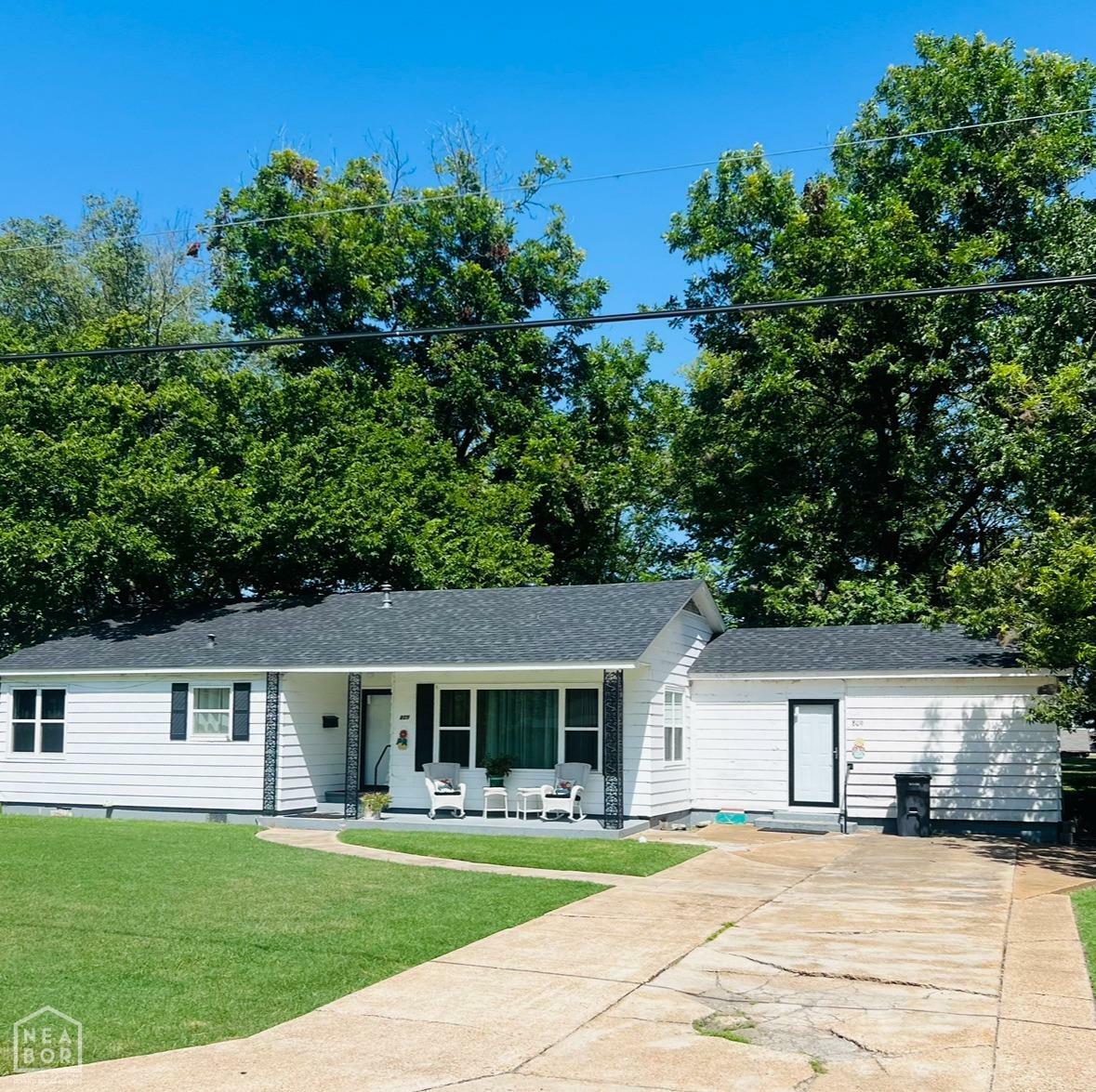 Property Photo:  809 NW 4th Street  AR 72476 