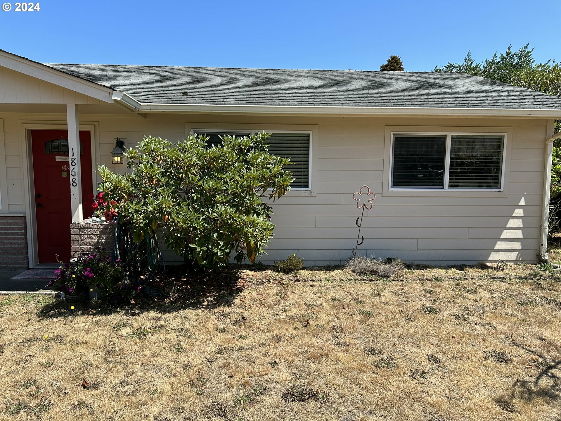 Property Photo:  1868 Tamarack St  OR 97439 