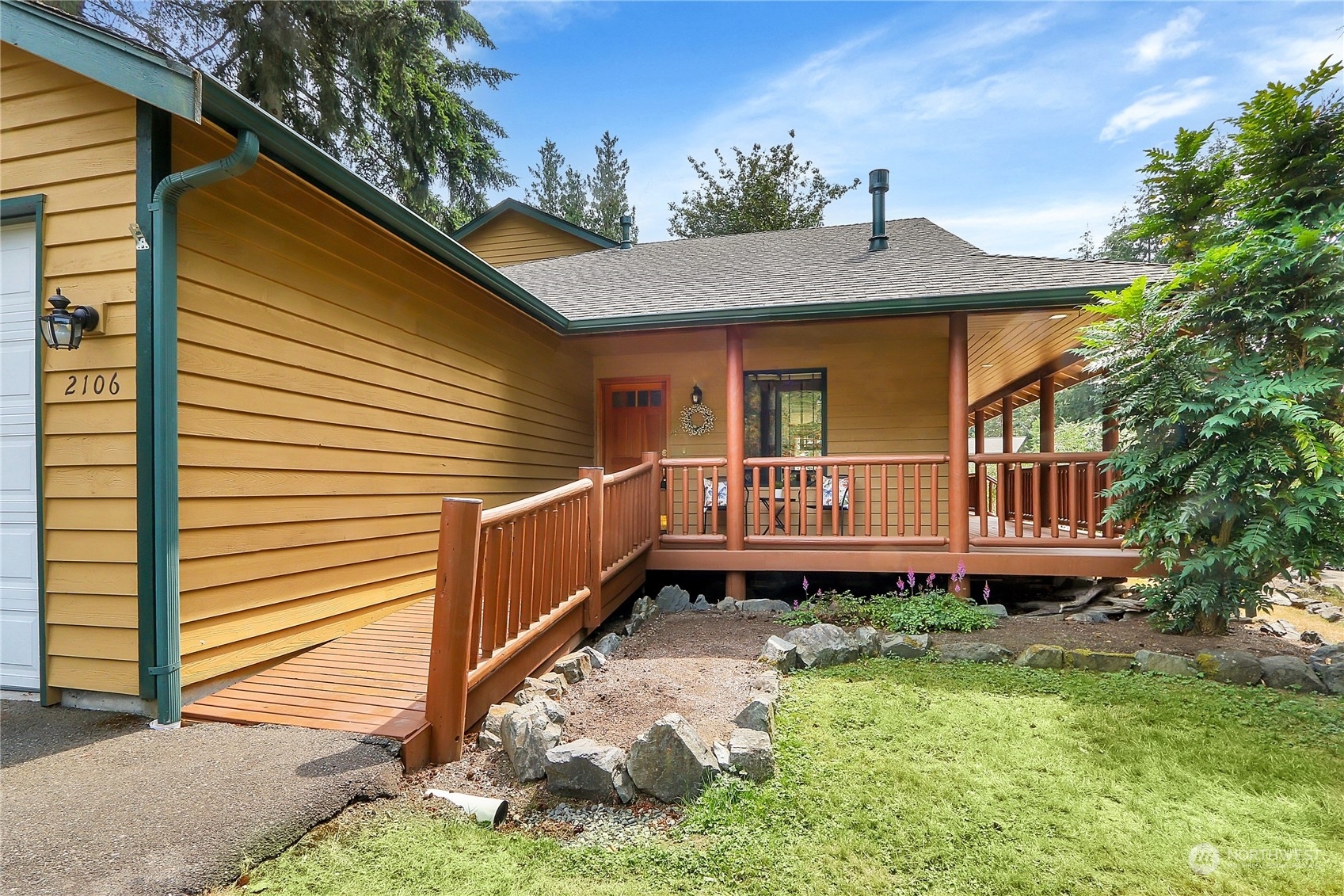 Property Photo:  2106 Oak Road  WA 98087 