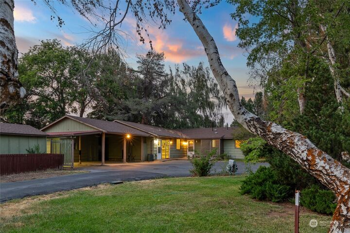 Property Photo:  2107 E Mount Daniels Drive  WA 98926 