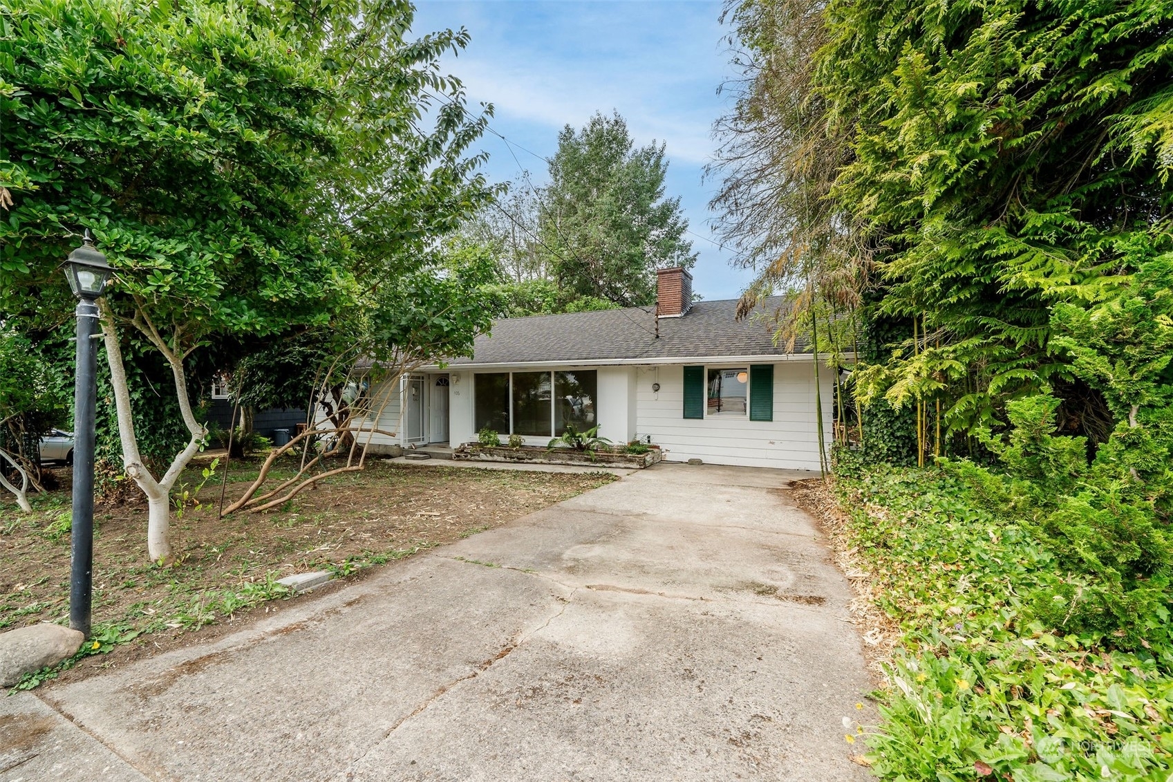 Property Photo:  406 Avenue I  WA 98290 