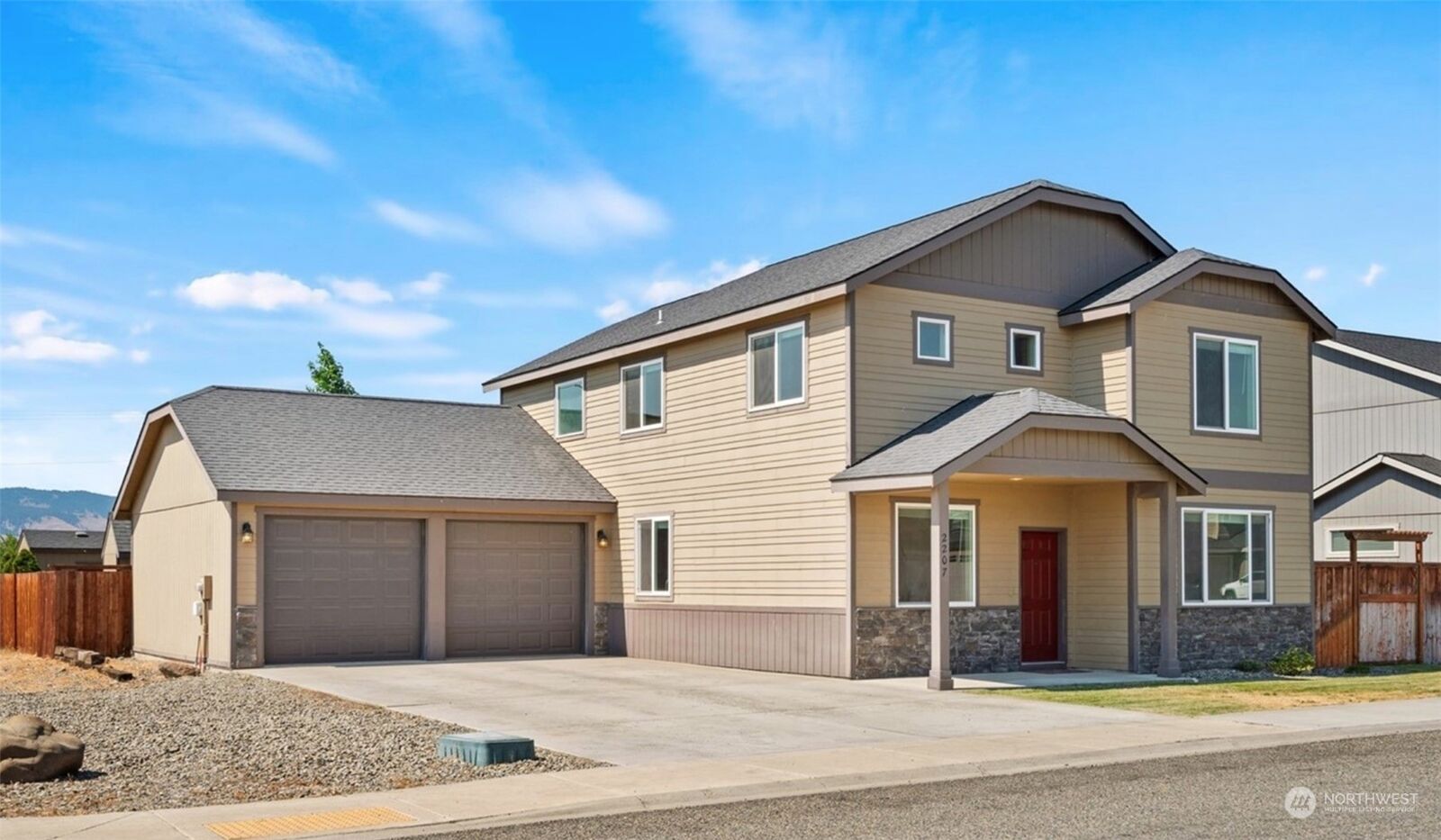Property Photo:  2207 N Creeksedge Way  WA 98926 