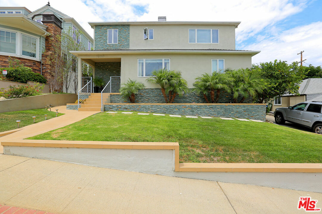 Property Photo:  12117  Stanwood Dr  CA 90066 