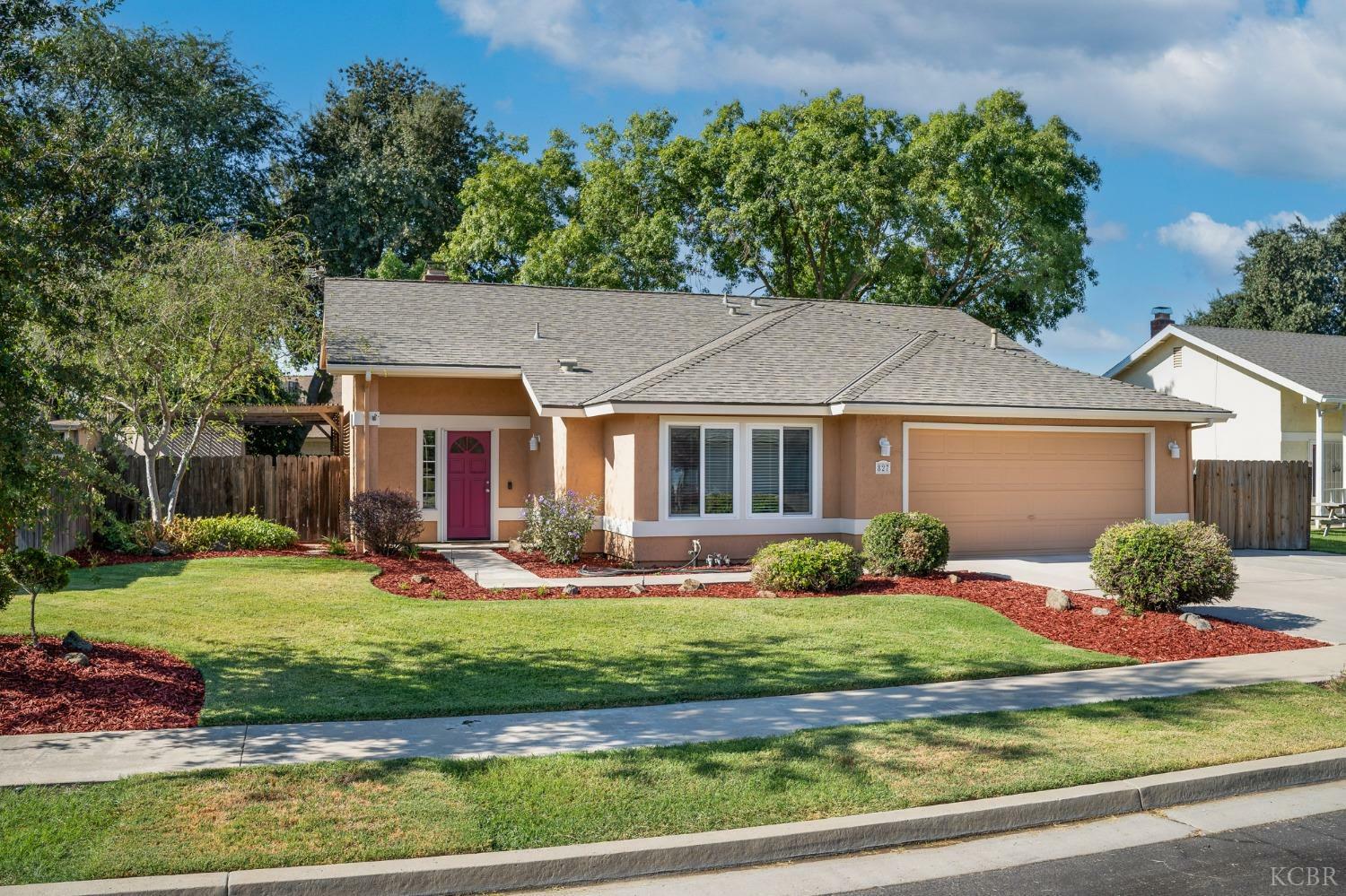 Property Photo:  827 Elderwood Lane  CA 93245 