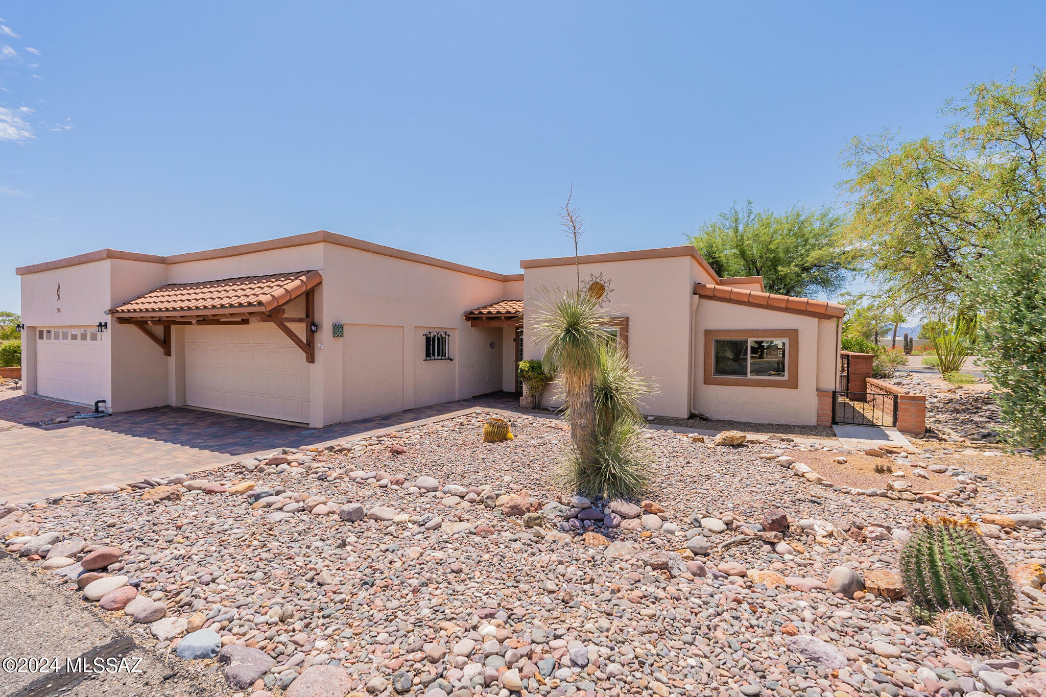 Property Photo:  983 W Camino Guarina  AZ 85614 