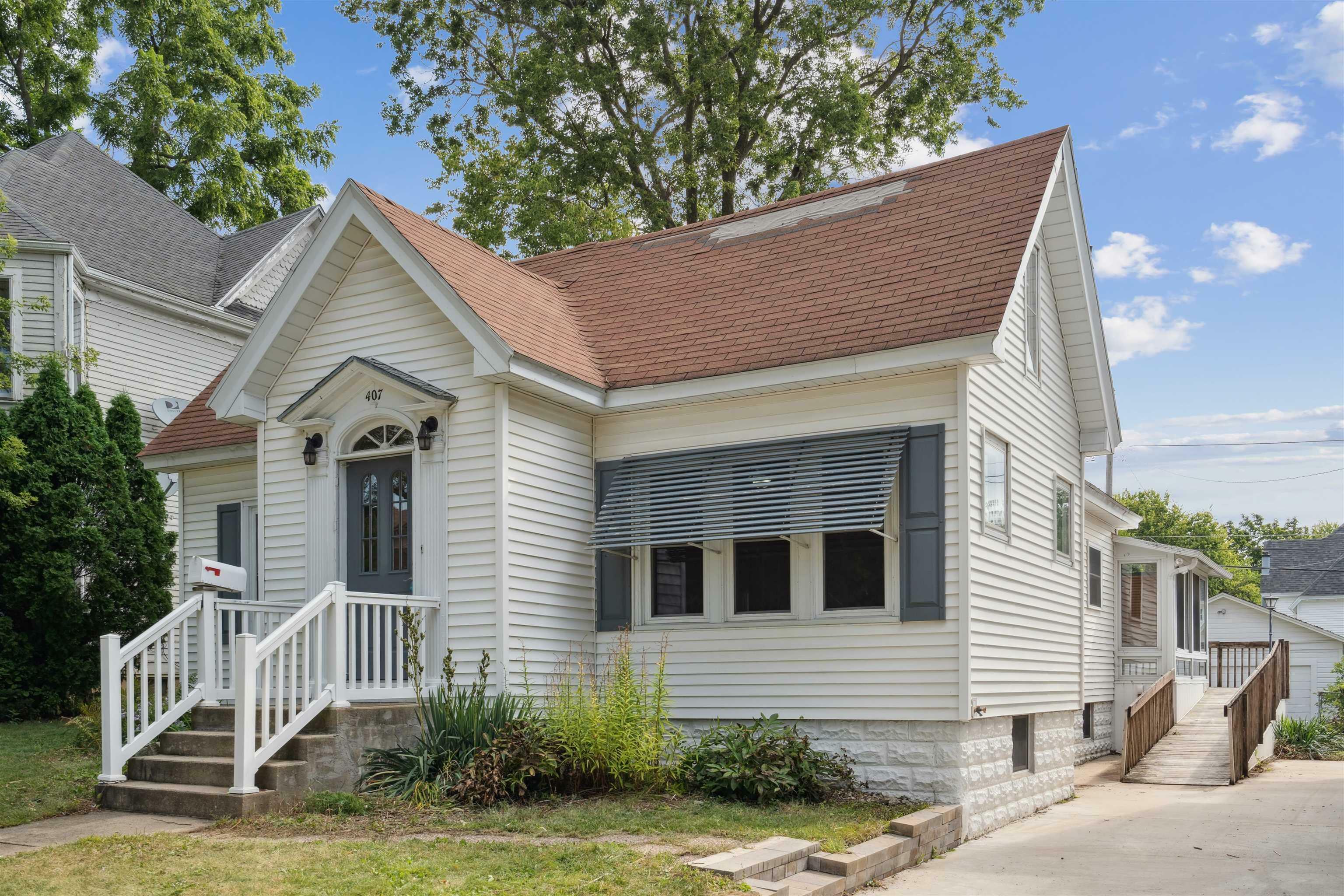 Property Photo:  407 1st Ave NE  IA 50662 