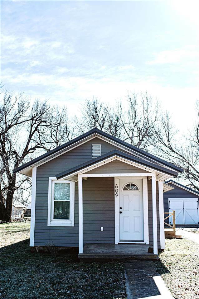 Property Photo:  609 E Maple Street  OK 74023 