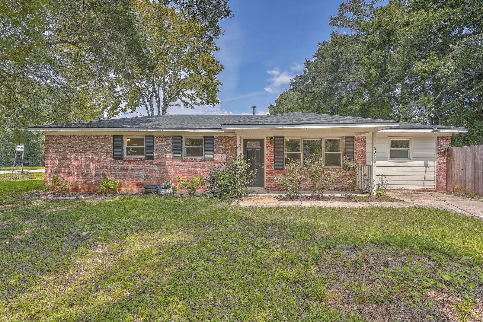 Property Photo: 1604 Pineview Road SC 29407