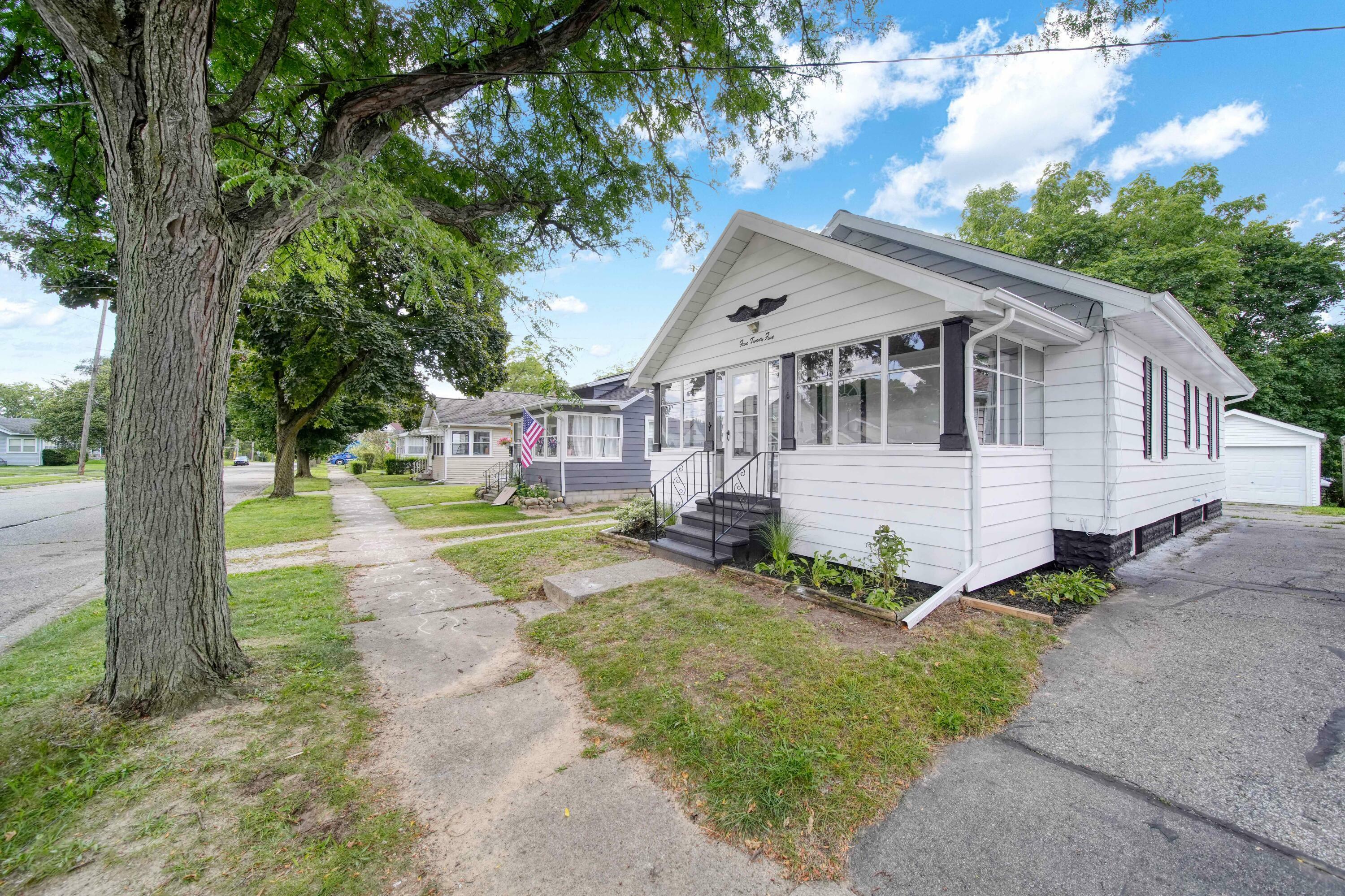 Property Photo:  525 Saint Clair Avenue  MI 49202 