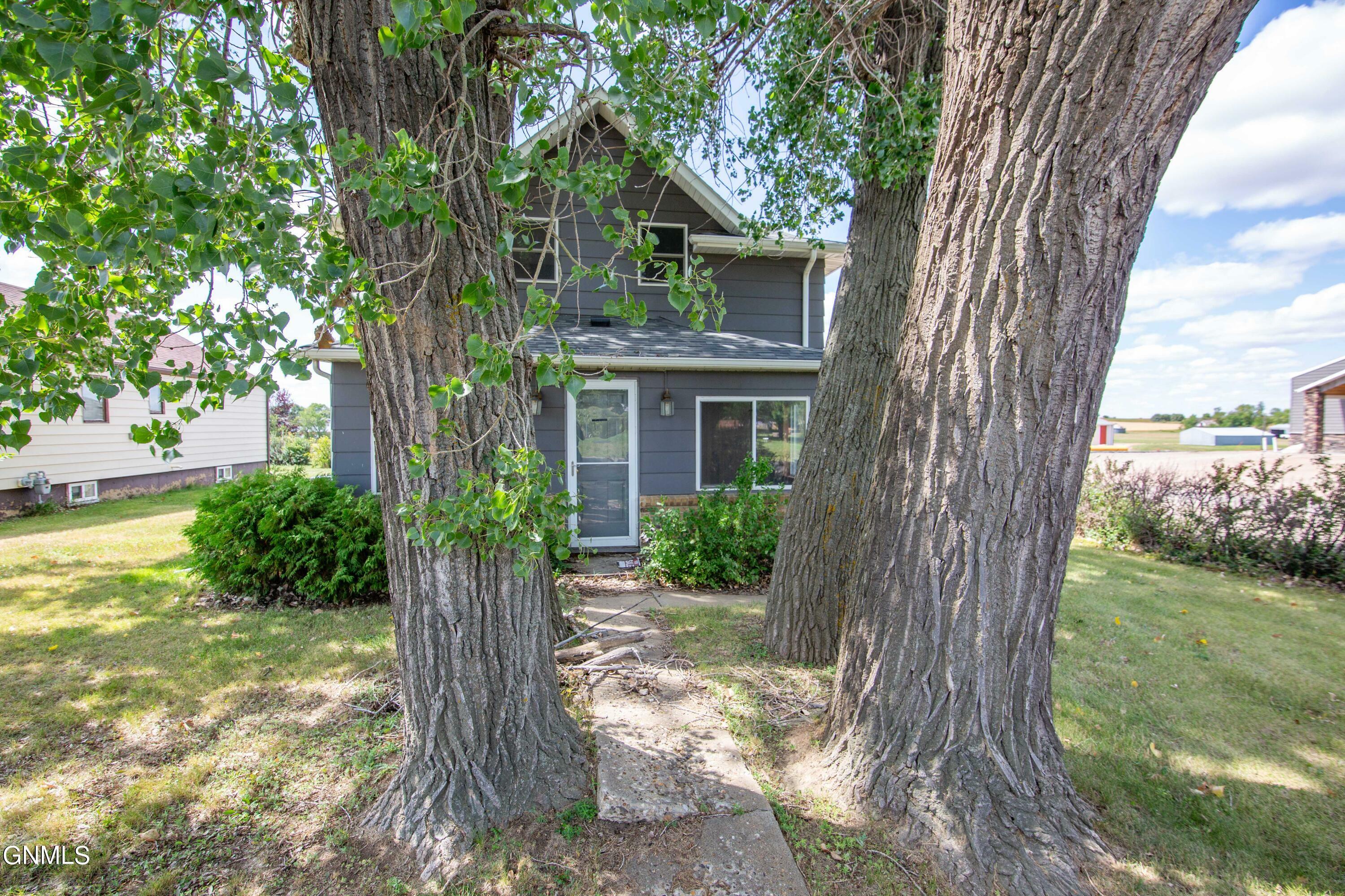 Property Photo:  610 Indiana Avenue  ND 58646 