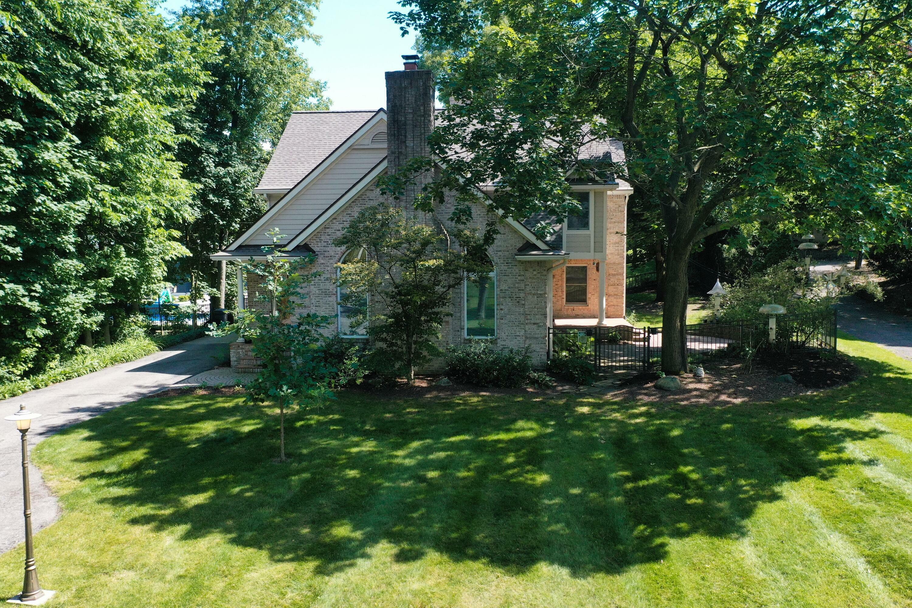 Property Photo:  903 Spring Drive  MI 48167 