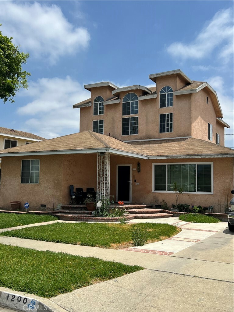 Property Photo:  1200 S Castlegate Avenue  CA 90221 