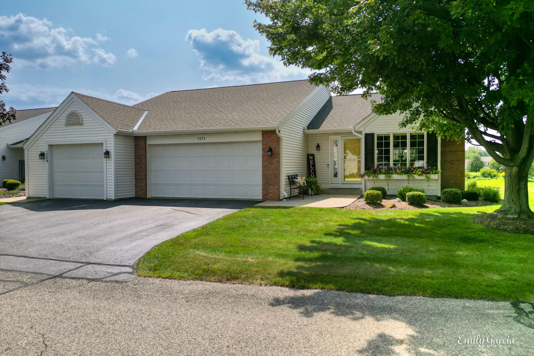 Property Photo:  1571 Castlemaine Drive  MI 49464 