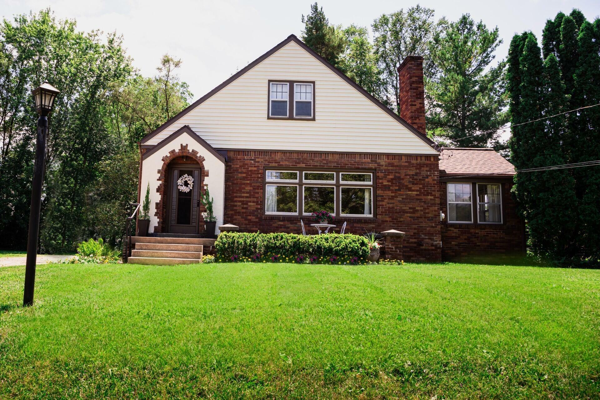 Property Photo:  2244 Burton Street  MI 49506 