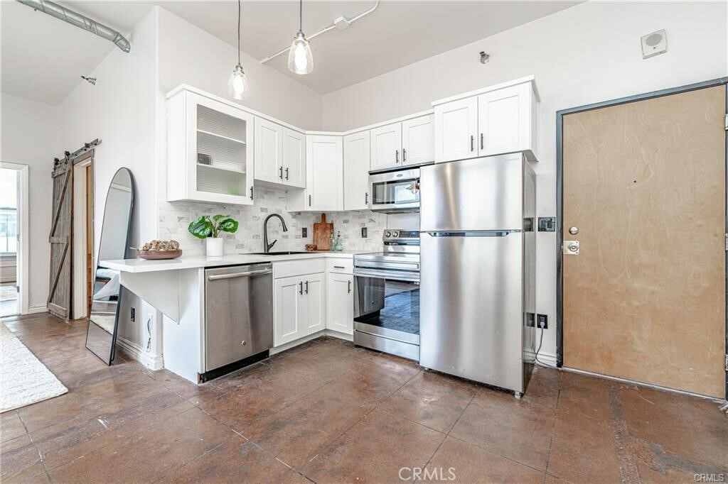 Property Photo:  215 W 7th Street 612  CA 90014 