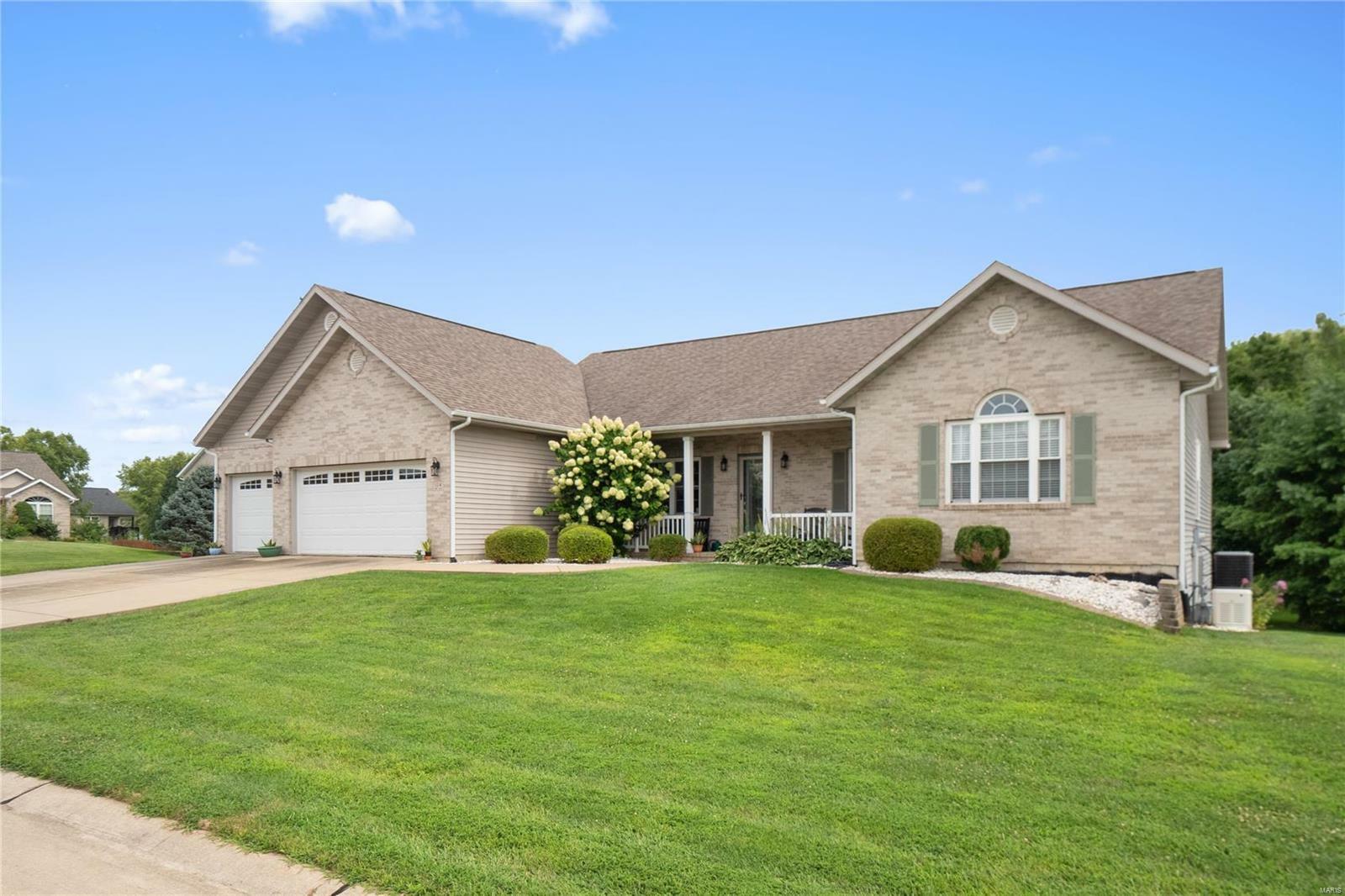 Property Photo:  124 Oak Hill Drive  IL 62062 