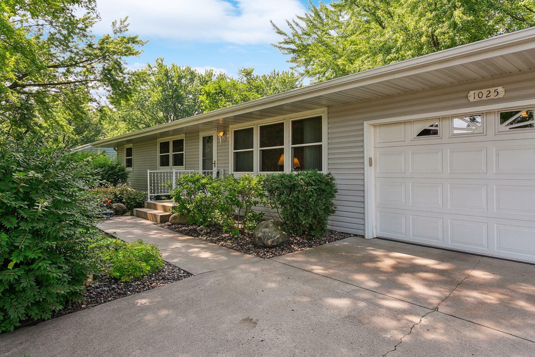 Property Photo:  1025 County Road 101 N  MN 55447 