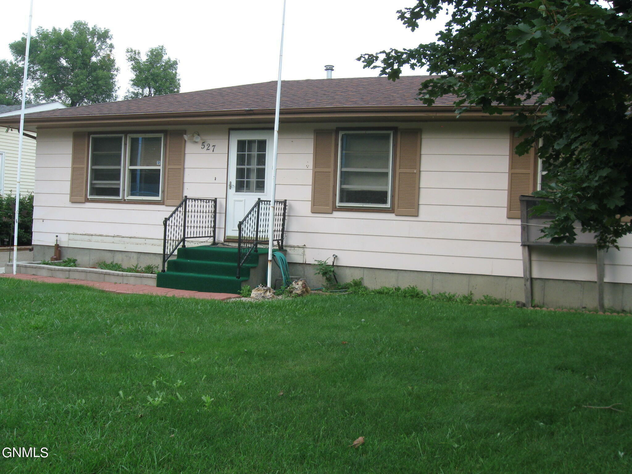 Property Photo:  527 Meadow Lane  ND 58504 