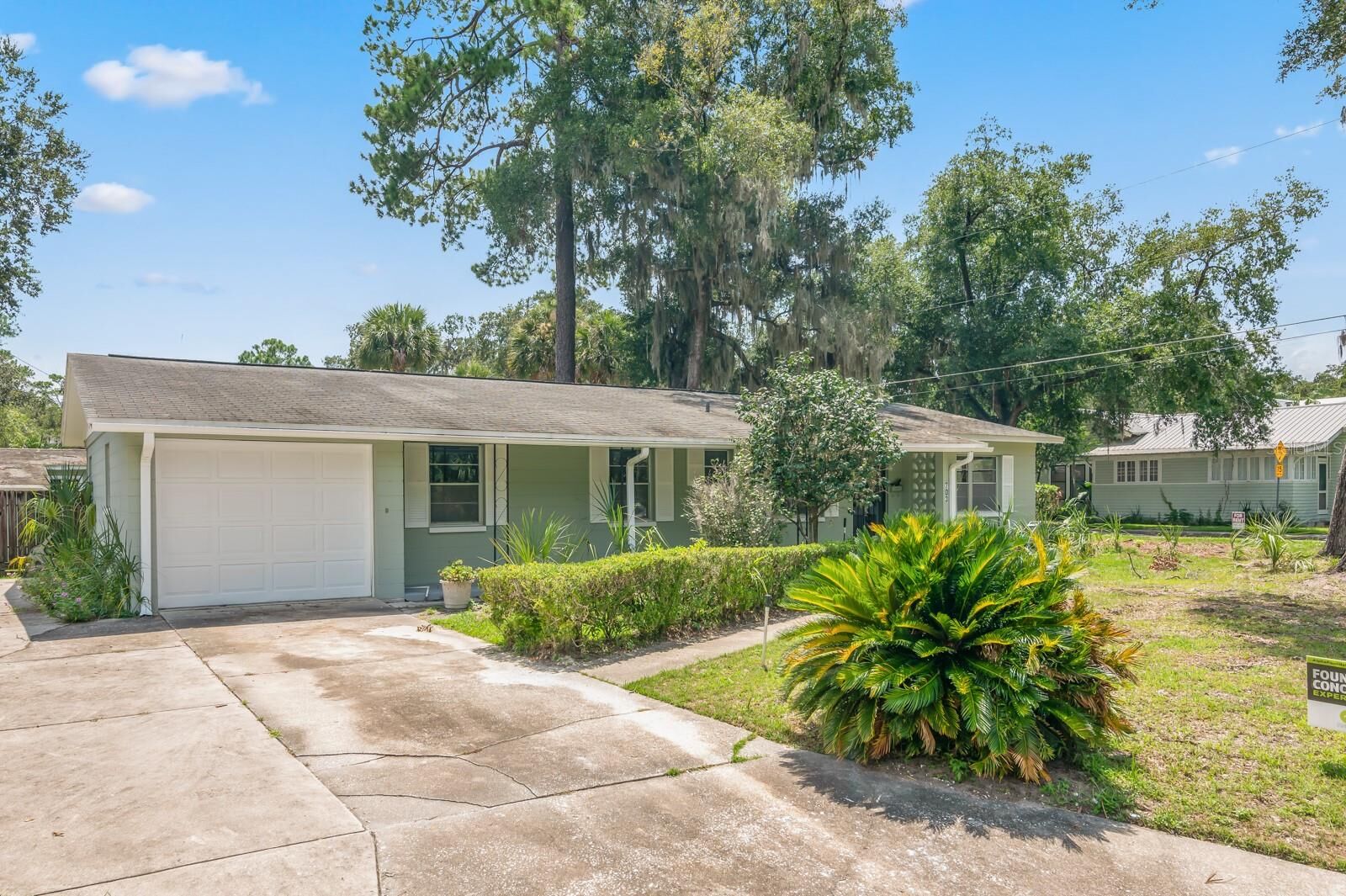 Property Photo: 703 NE 6th Place FL 32601