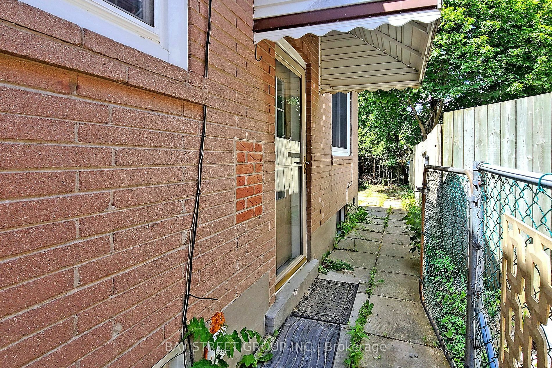 Property Photo:  57 Millerdale Rd Lower  ON L4C 3K6 