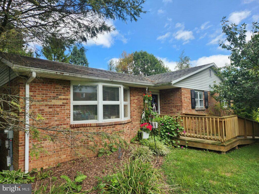 Property Photo:  405 Meadowview Drive  PA 17042 