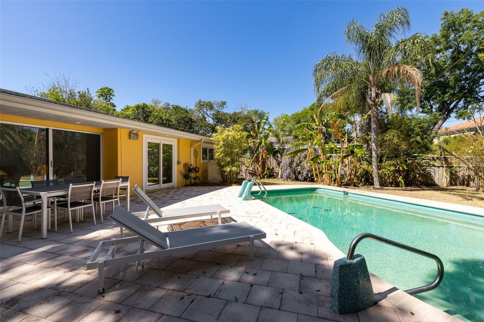 Property Photo:  572 W Davis Boulevard  FL 33606 