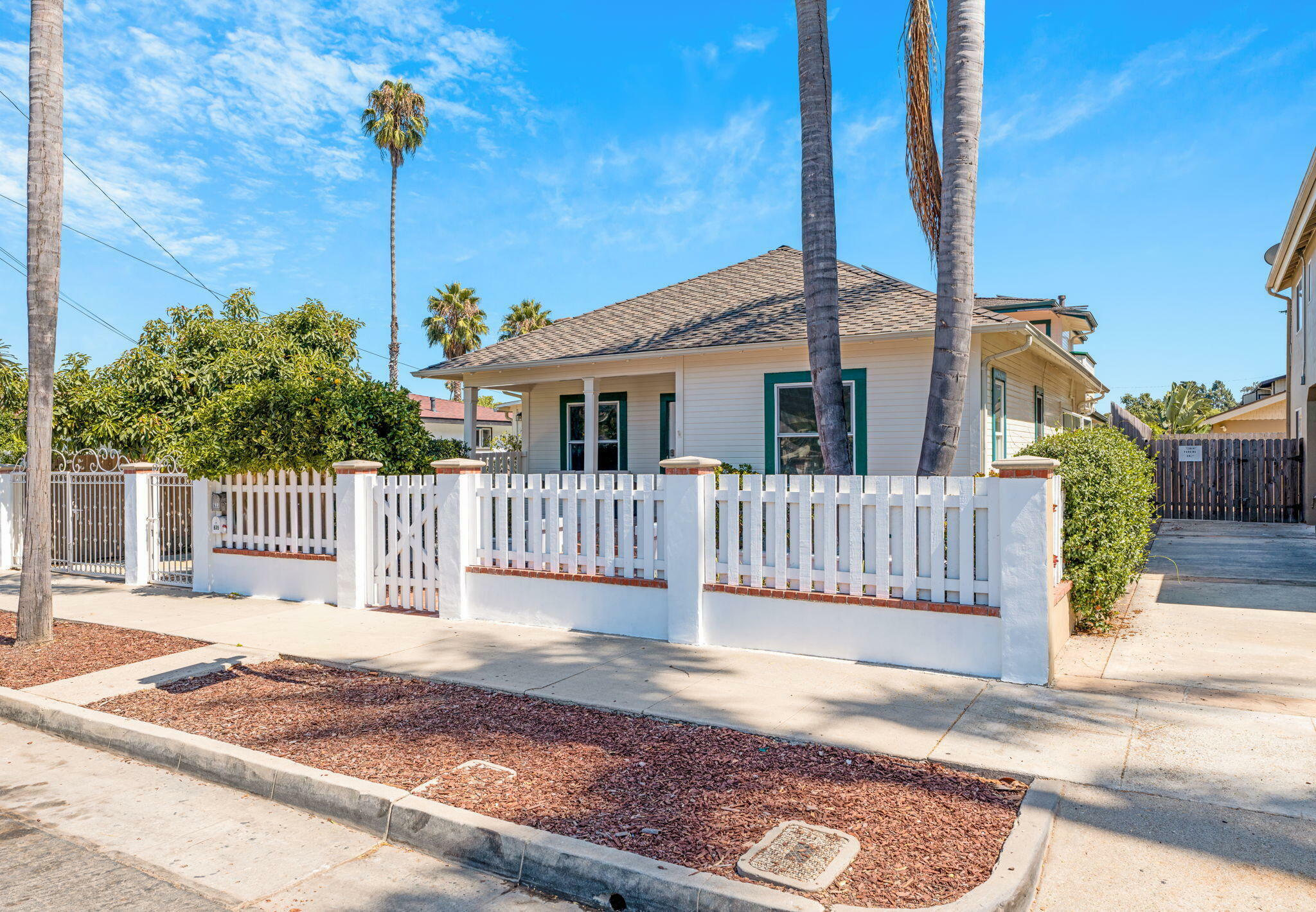 Property Photo:  633/635 W De La Guerra Street  CA 93101 