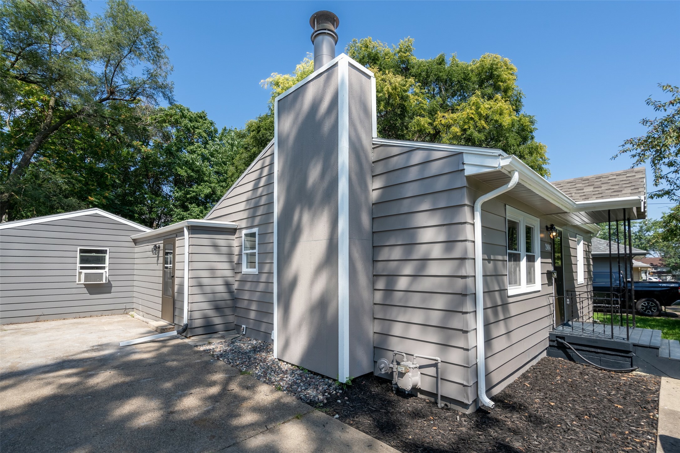 Property Photo:  2404 SE 6th Street  IA 50315 