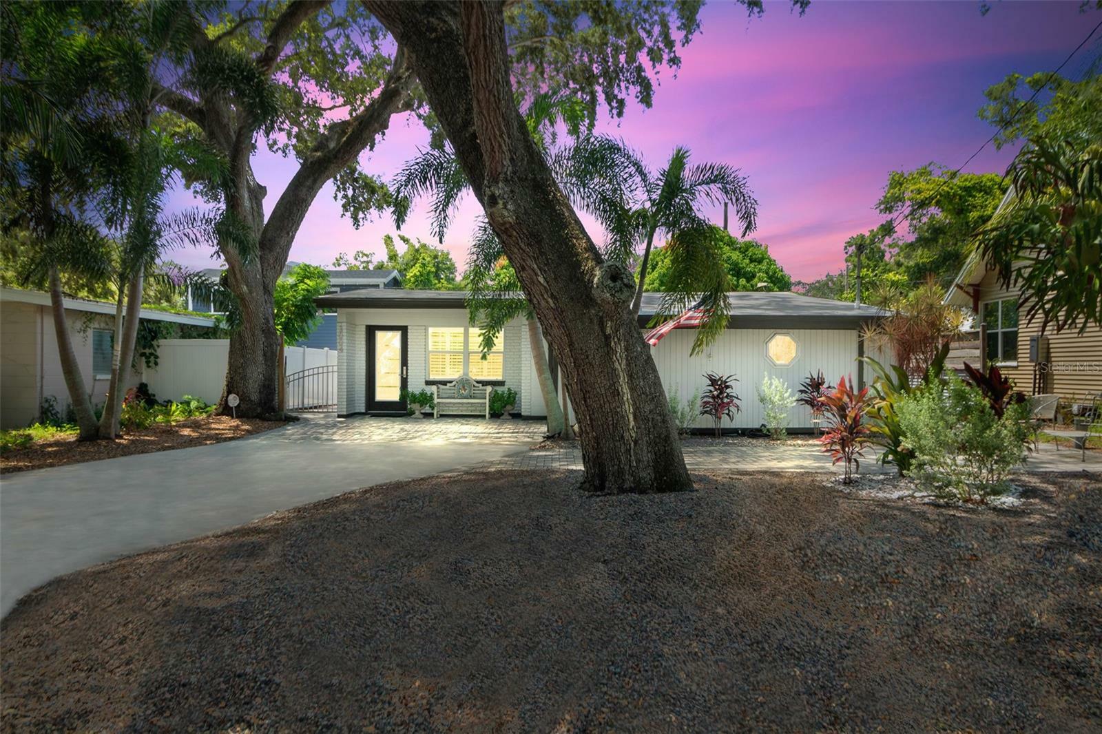 Property Photo:  3004 W Bay Villa Avenue  FL 33611 