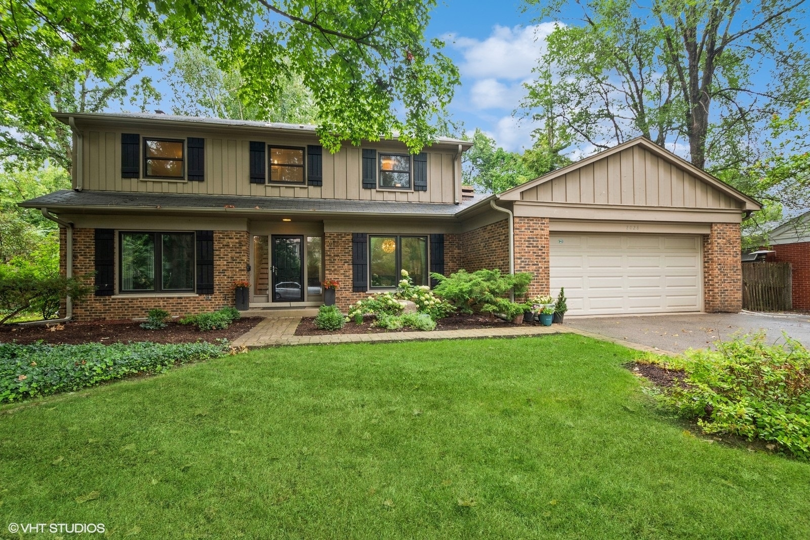 Property Photo:  2028 Avondale Lane  IL 60091 