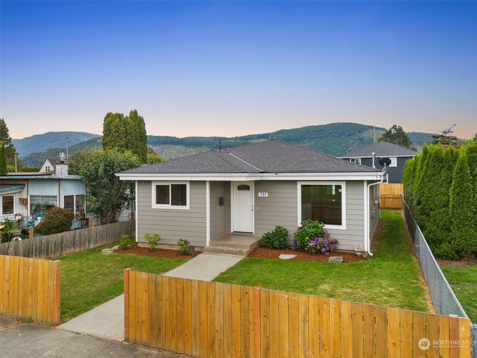 Property Photo:  711 Bennett Street  WA 98284 