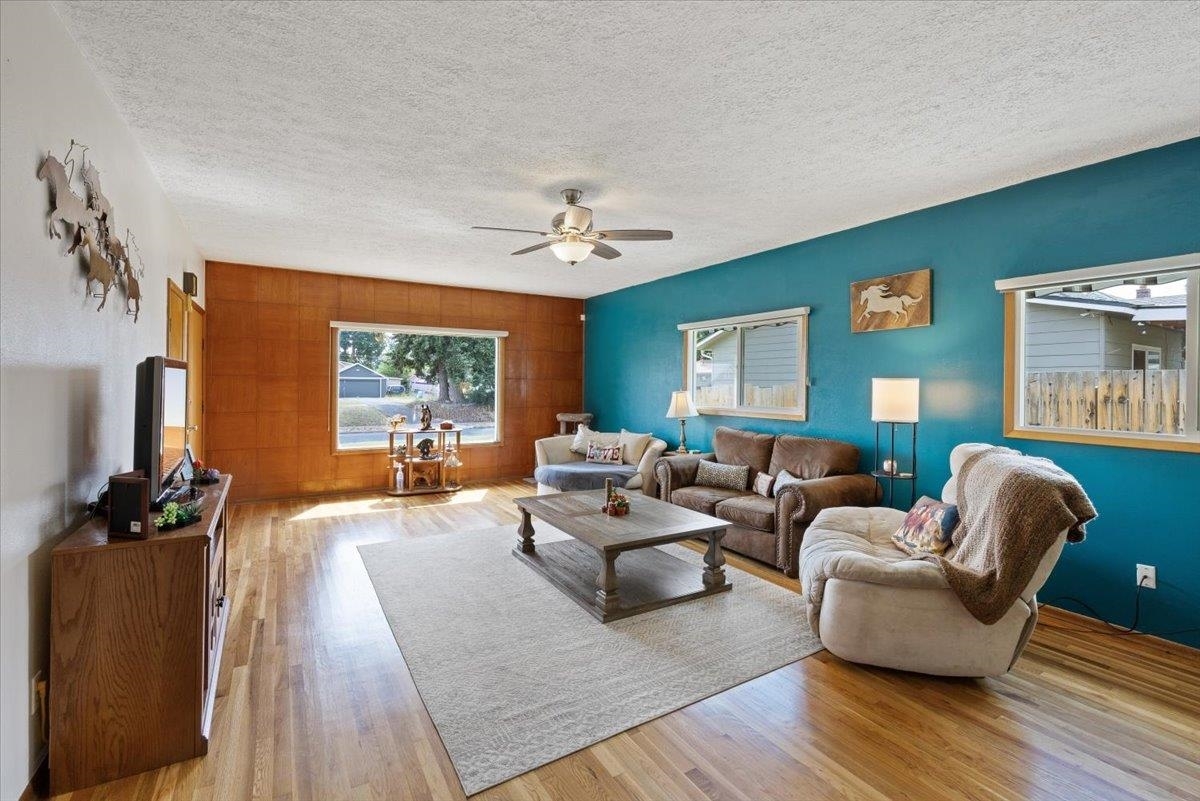 Property Photo:  901 E Everett Ave  WA 99207 