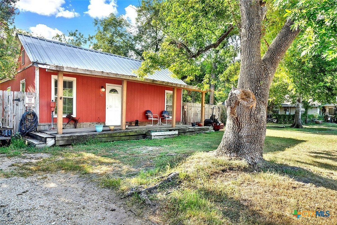 Property Photo:  721 S Laurel Avenue  TX 78648 