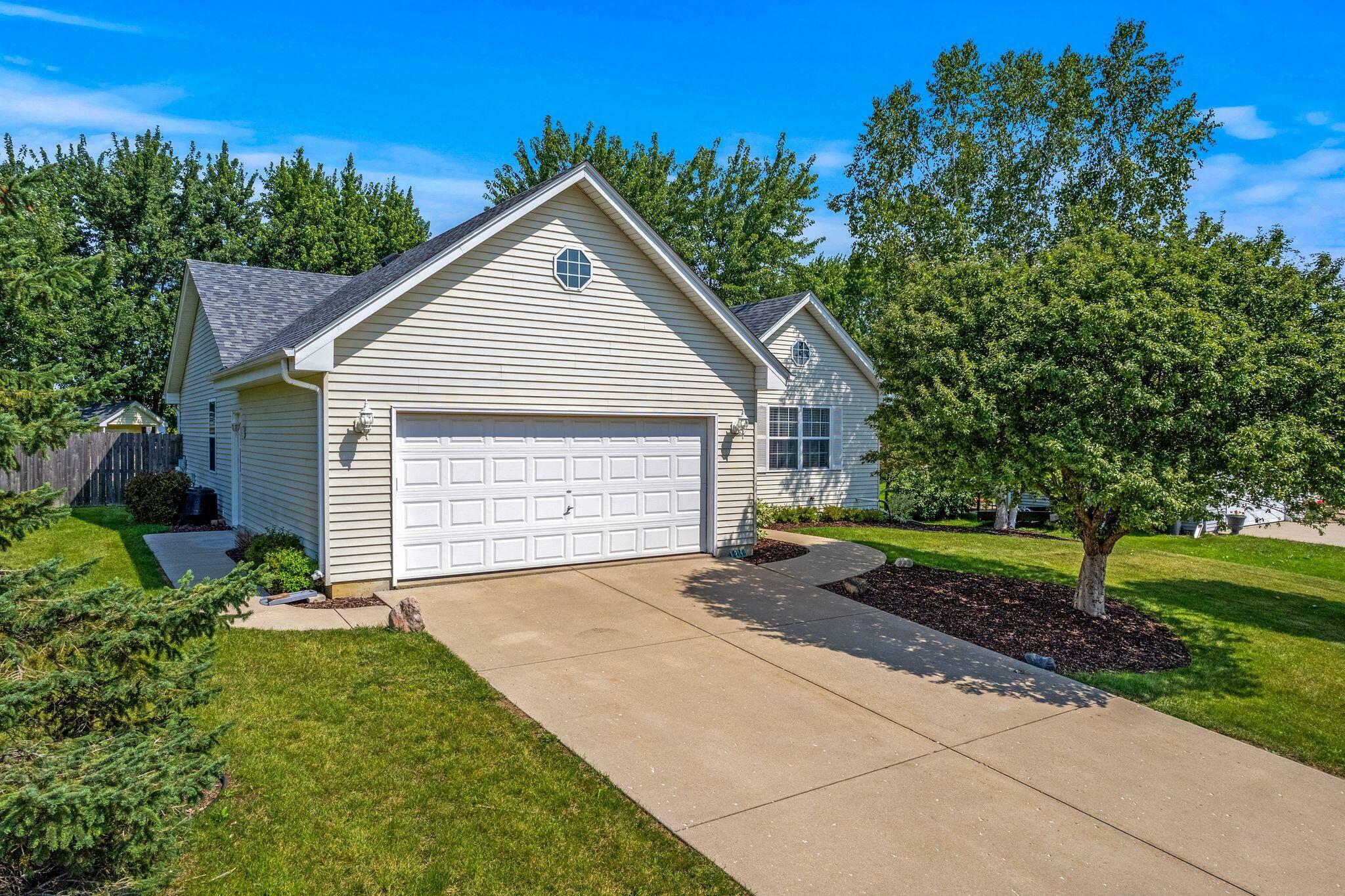 Property Photo:  214 Parkview Dr  WI 53038 