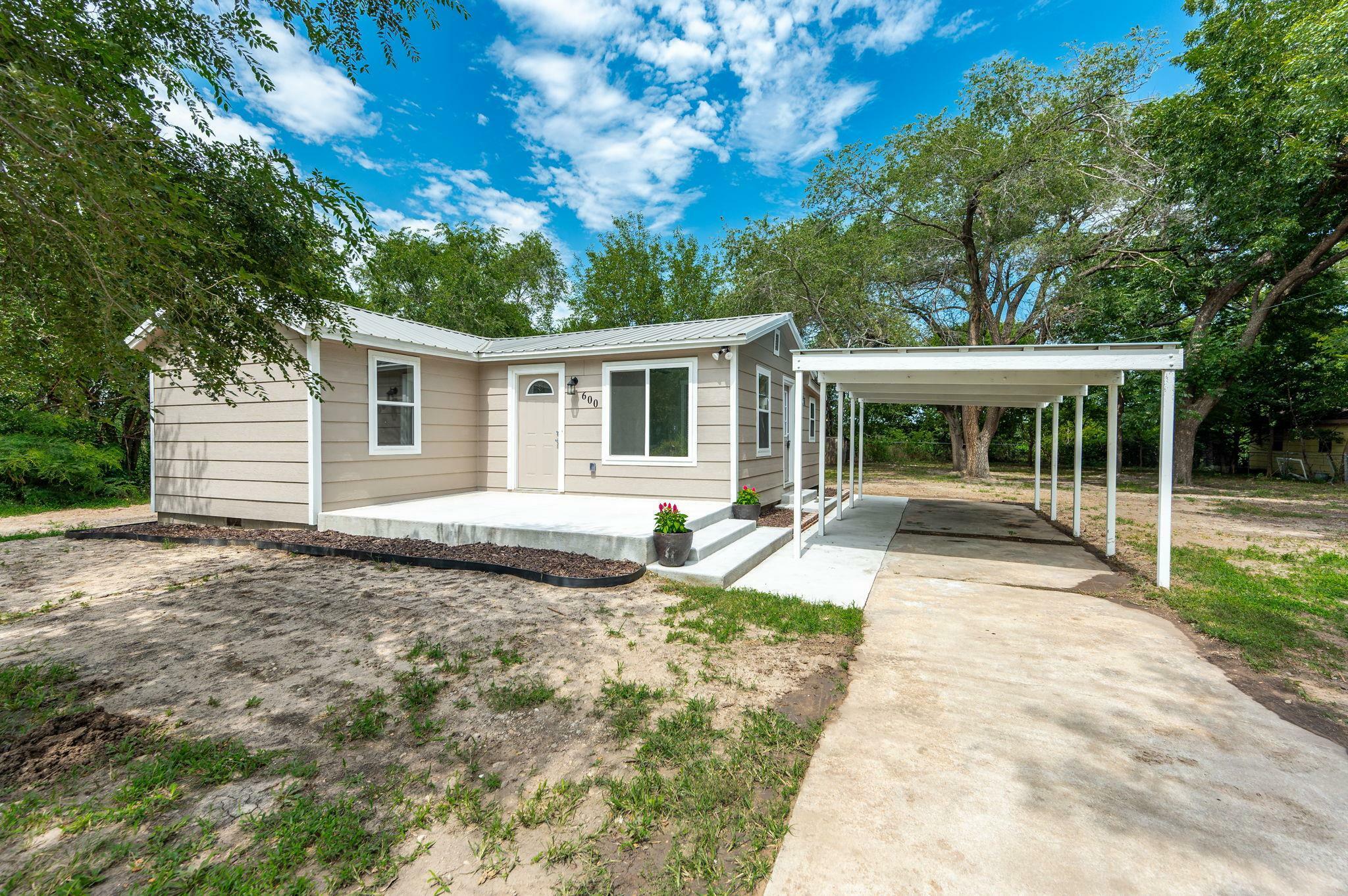 Property Photo:  600 W 81st St S  KS 67060 