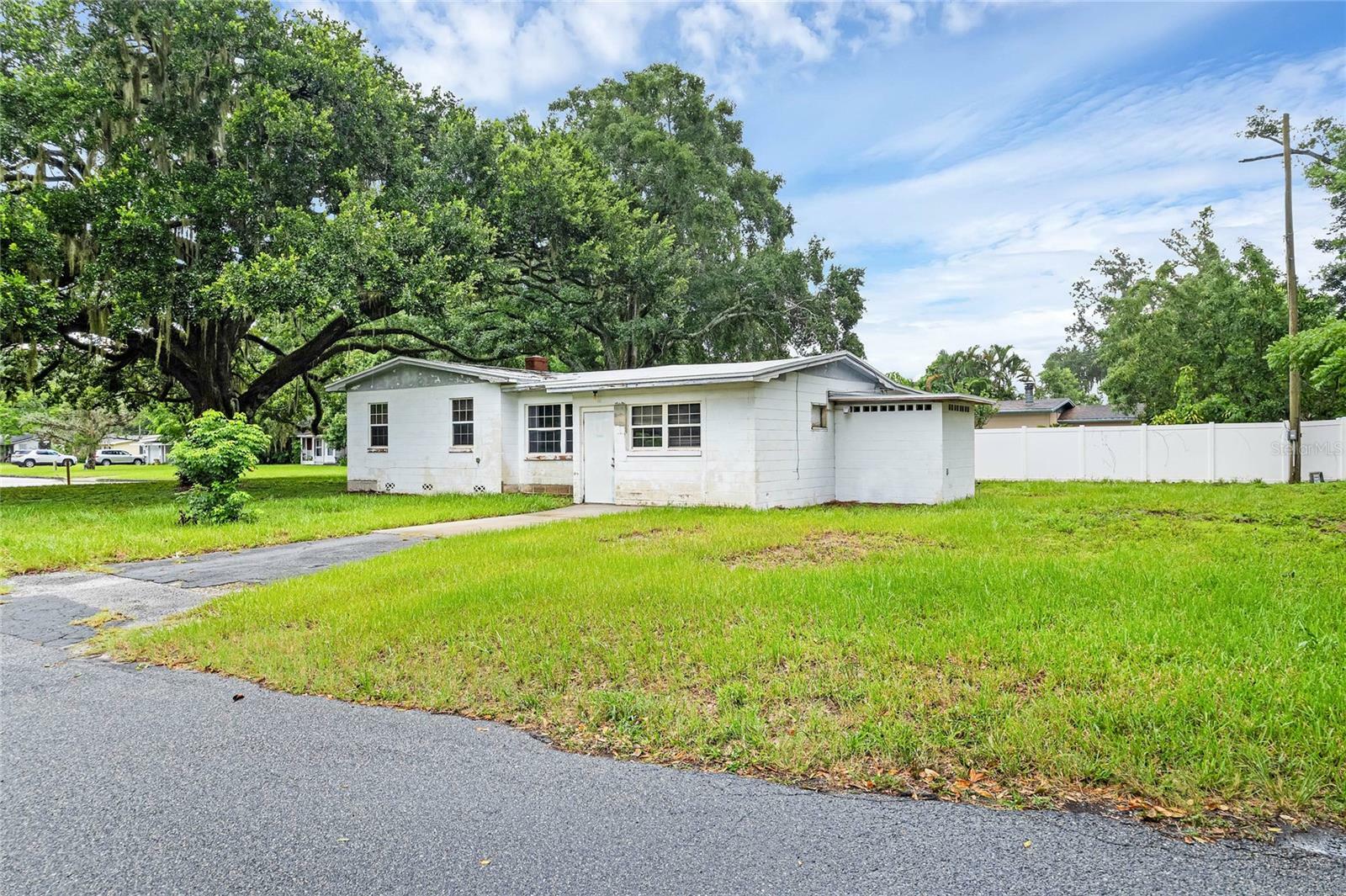 Property Photo:  200 E Newell Street  FL 34787 