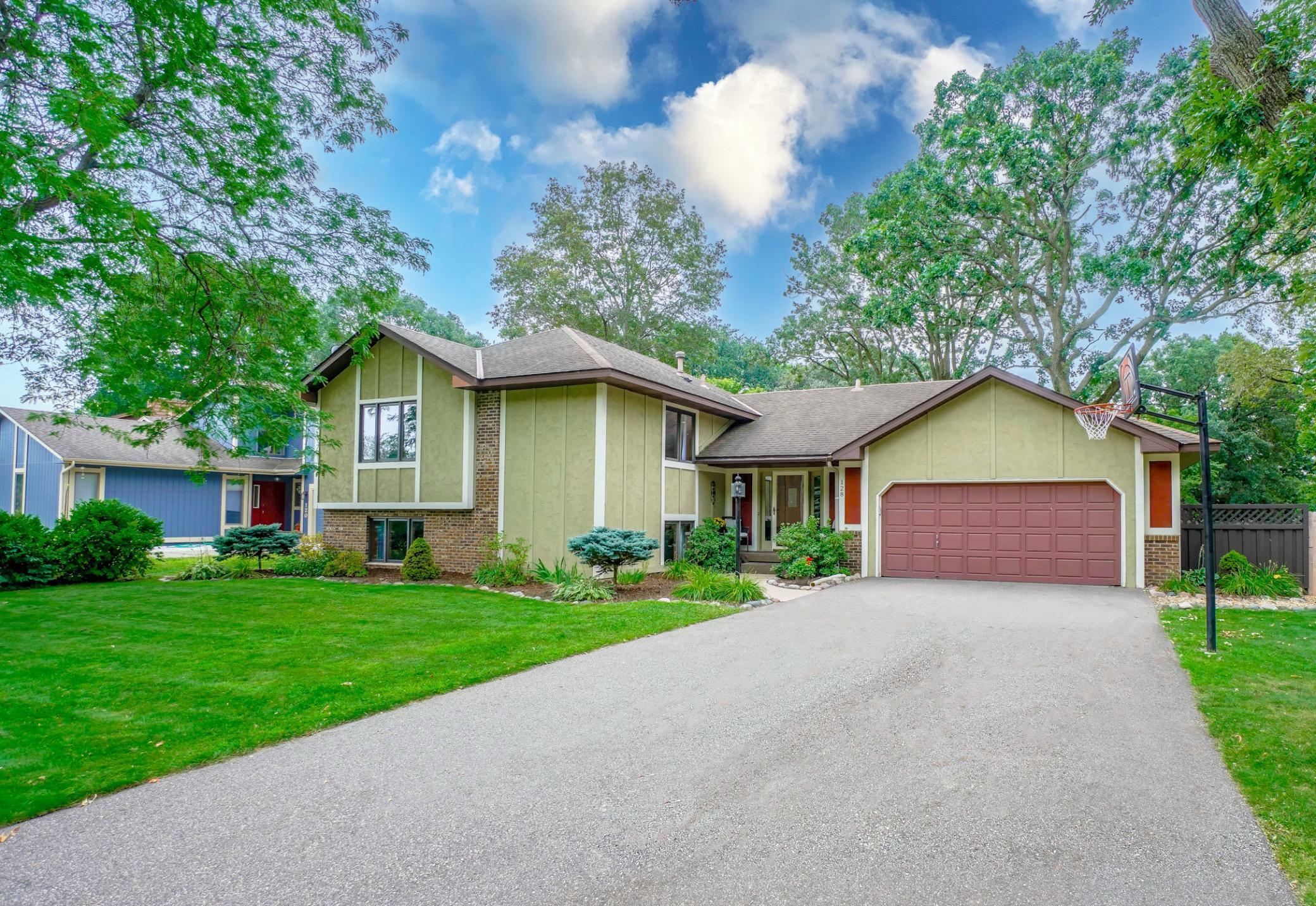 Property Photo:  128 Bridgewater Drive  MN 55127 