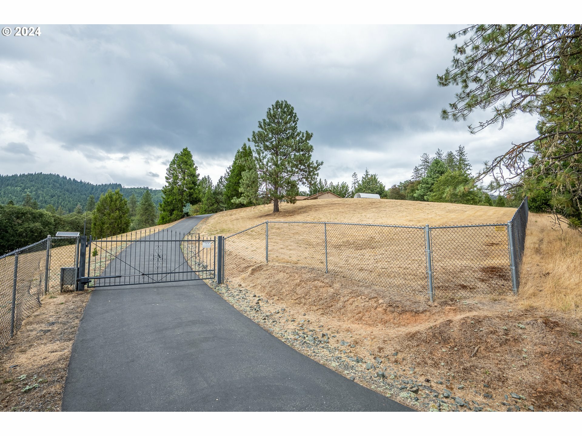 Property Photo:  6600 Tunnel Loop Rd  OR 97526 