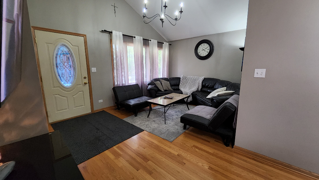 Property Photo:  4904 S Luna Avenue  IL 60638 