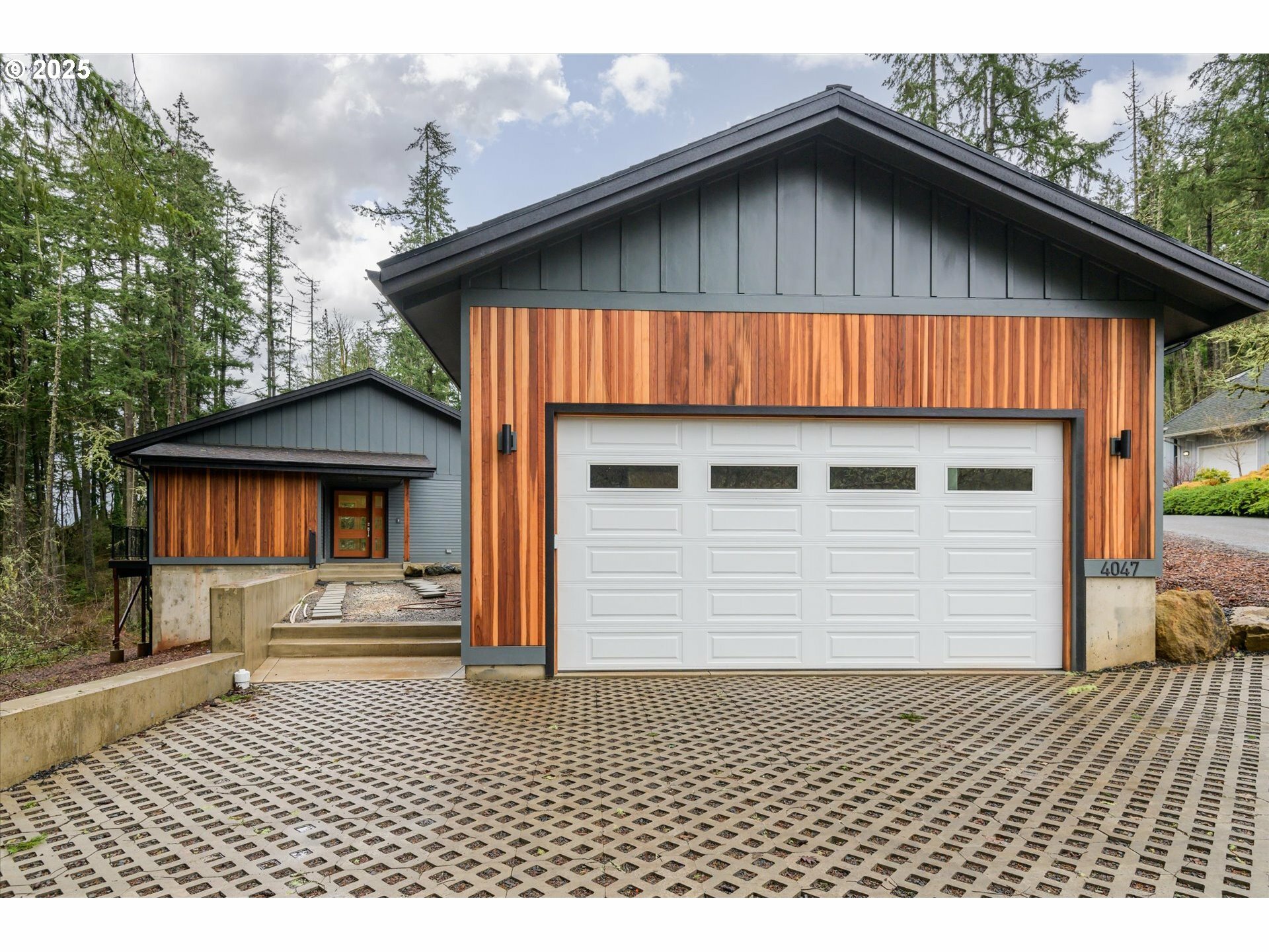 Property Photo: 4047 Southpointe Dr OR 97405