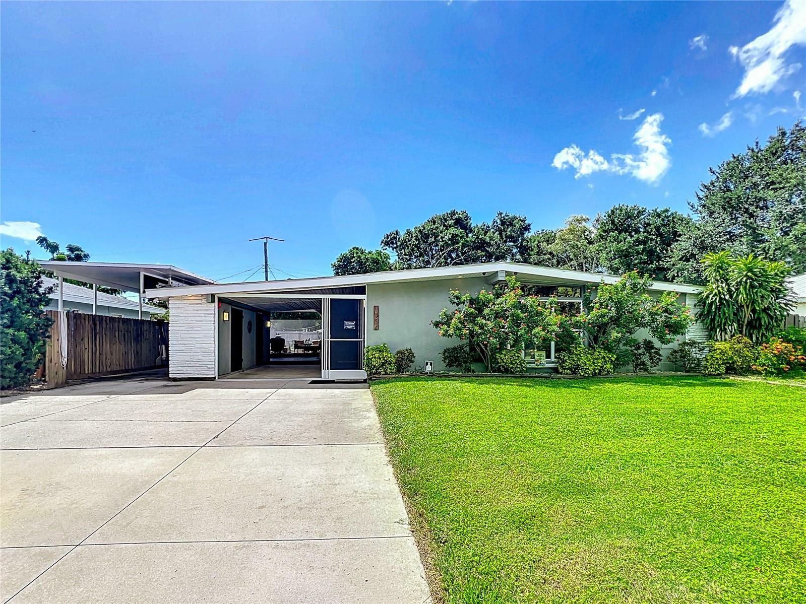 Property Photo:  1104 Harvard Avenue  FL 34207 