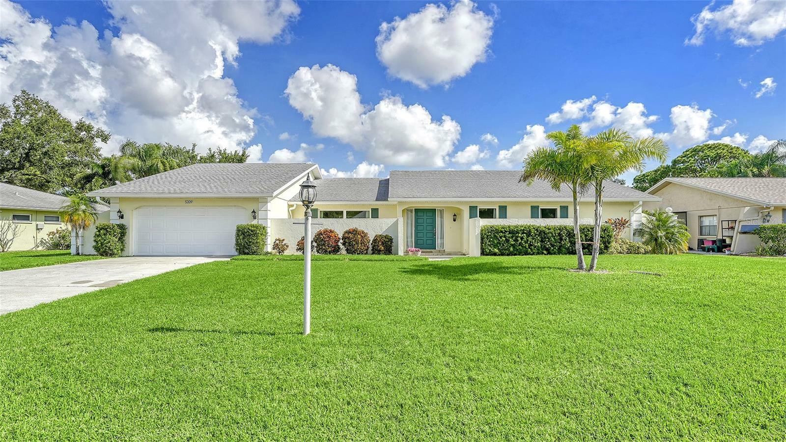 Property Photo:  5209 Palm Aire Drive  FL 34243 