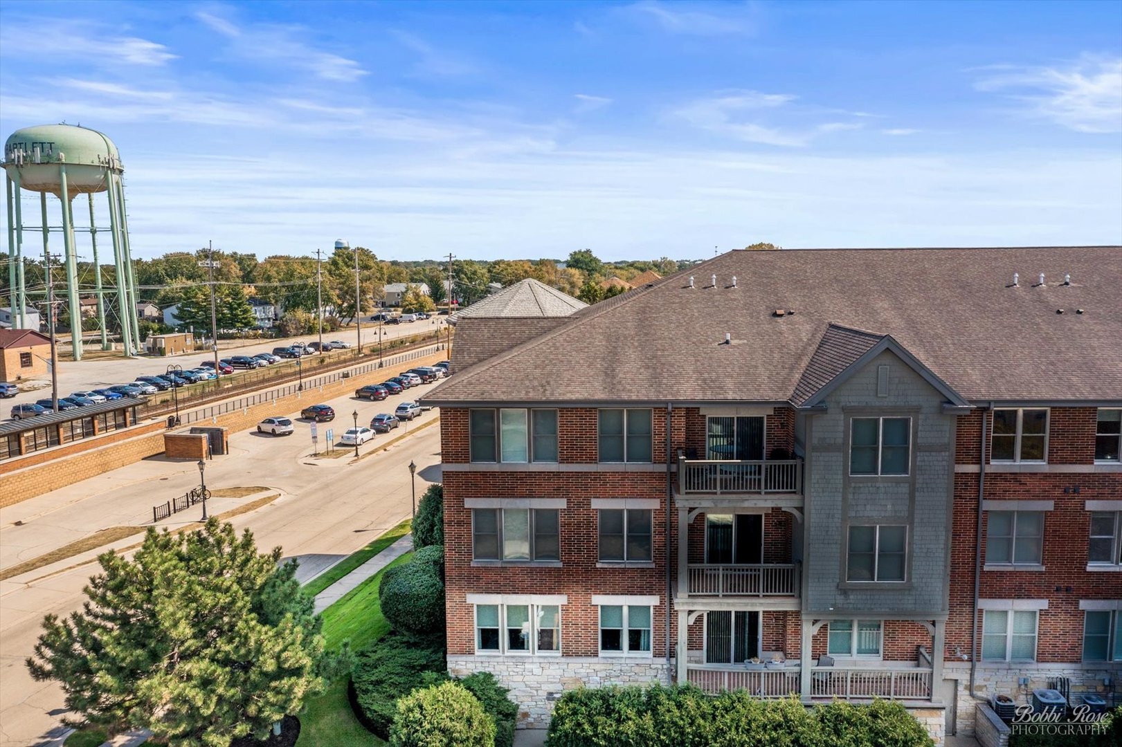 Property Photo:  267 E Railroad Avenue 104  IL 60103 