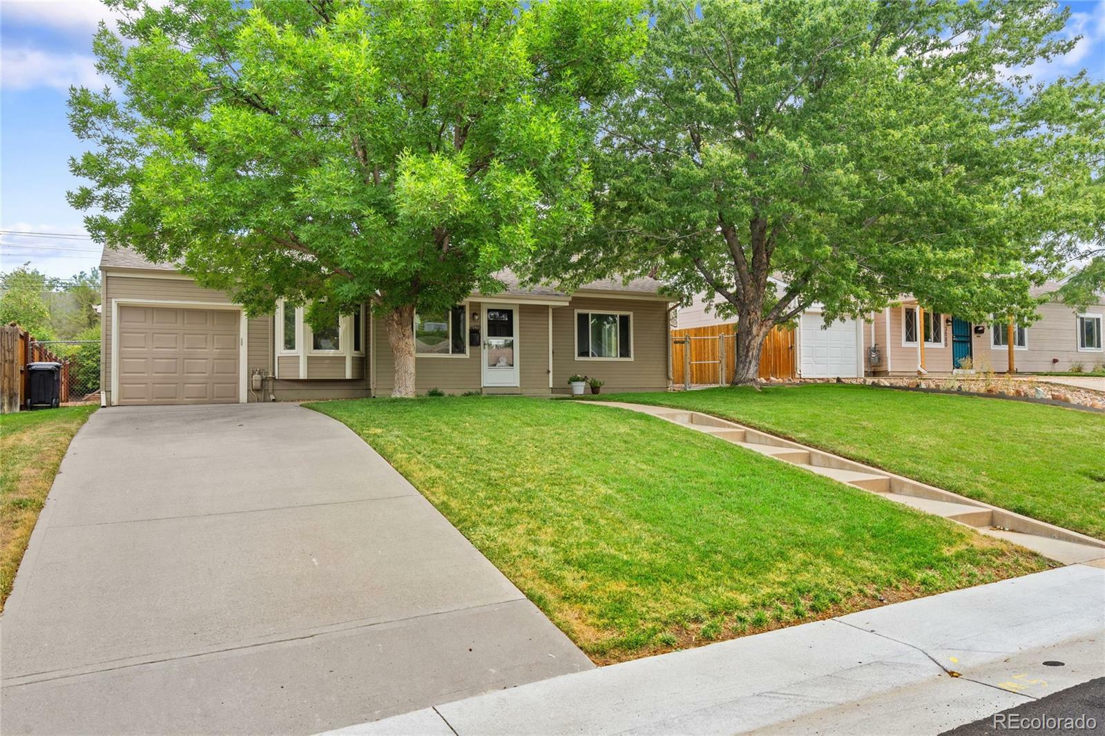 Property Photo:  3076 S Grape Way  CO 80222 