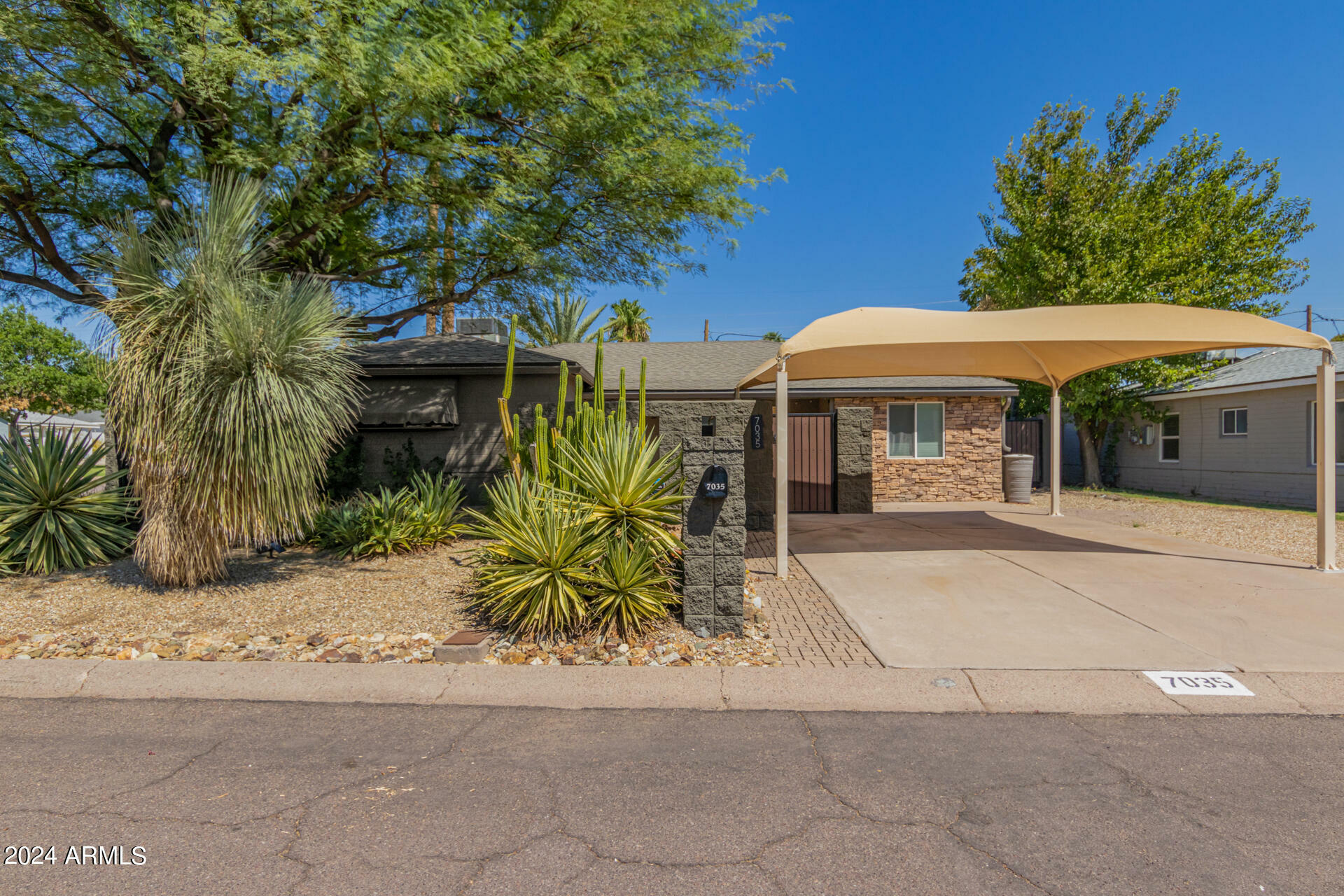 Property Photo:  7035 N 11th Way  AZ 85020 