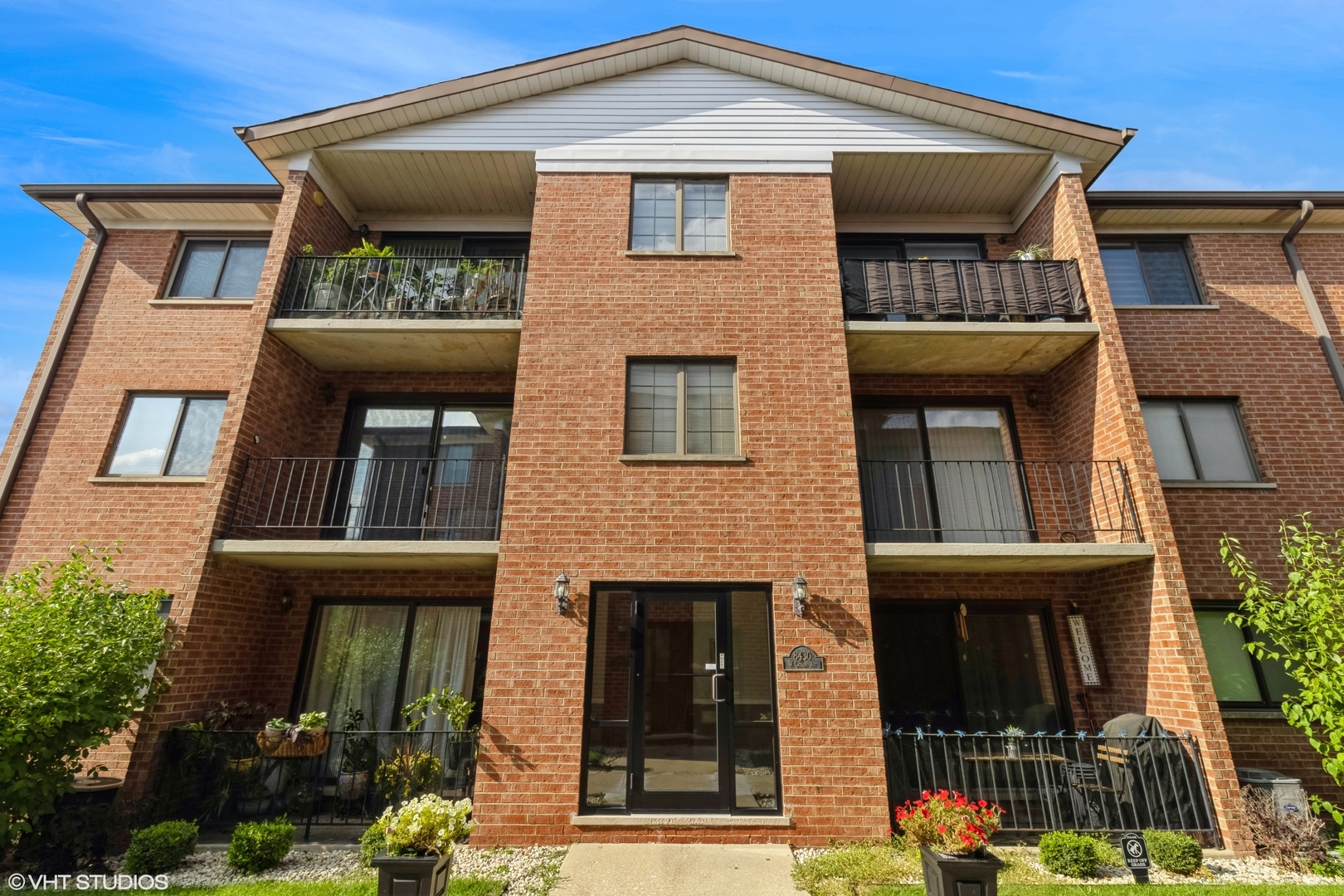 Property Photo: 8430 W Catalpa Avenue 602 IL 60656