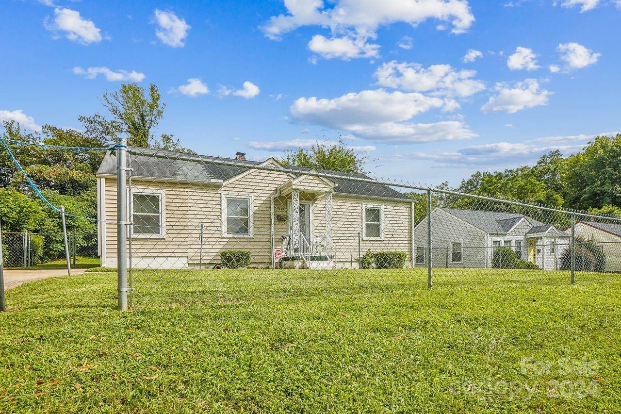 Property Photo:  2648 Roslyn Avenue  NC 28208 