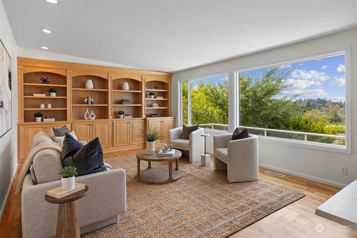 Property Photo:  730  Laurel Street  WA 98020 