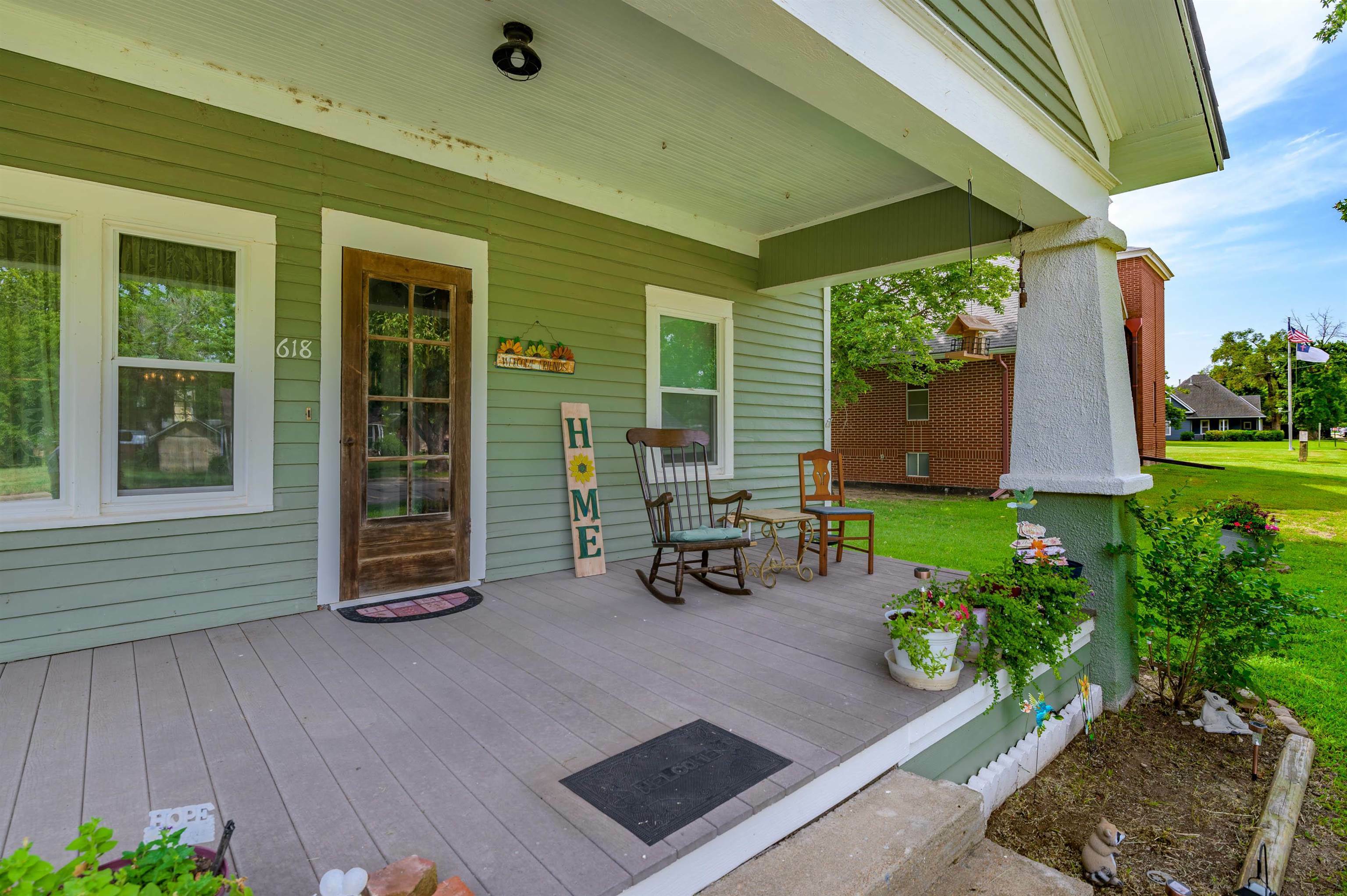 Property Photo:  618 N Linden St  KS 67013 